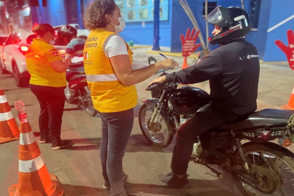 Motociclitas recebem atenção especial em blitz educativa do Detran em Porto Velho
