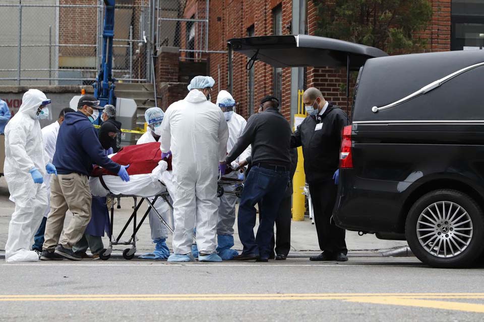 Estados Unidos têm disparada de mortos e falta de equipamentos