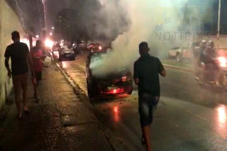 Motorista foge ao iniciar incêndio em veículo na Avenida Campos Sales