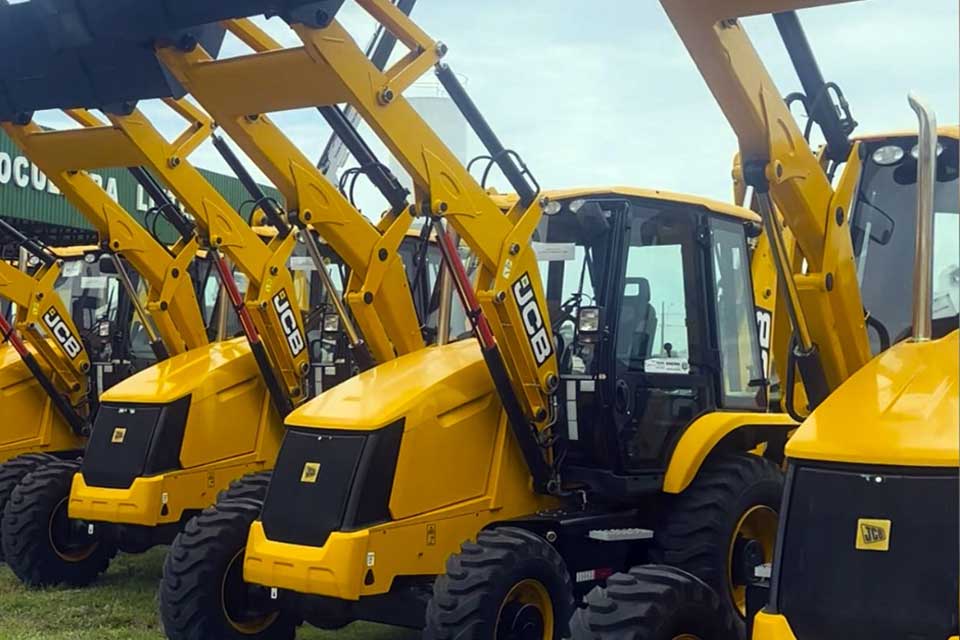 Programa Porteira Adentro ganha reforço com entrega de retroescavadeira