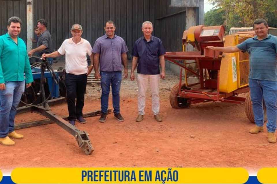 Prefeitura entrega implementos agrícolas às associações rurais no município