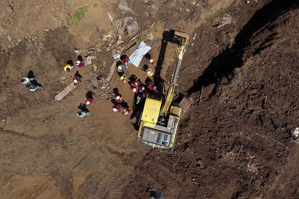 Bombeiros acham corpo que pode ser de vítima da tragédia de Brumadinho