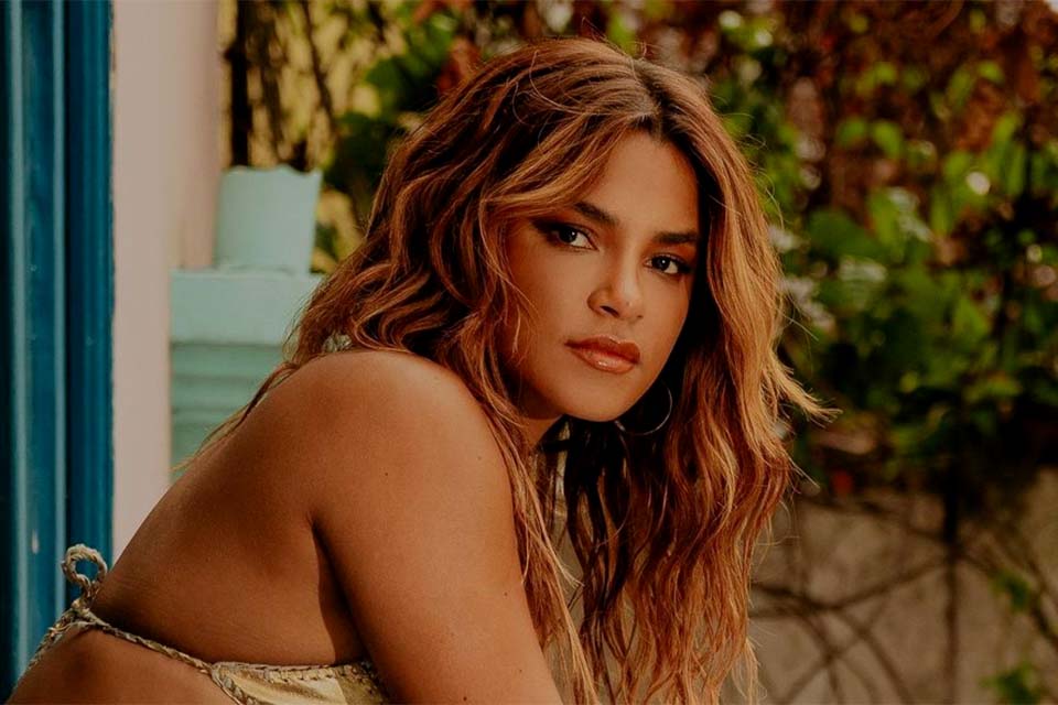 Lucy Alves assume relacionamento com atriz de 'Travessia' e compartilha primeira foto romântica