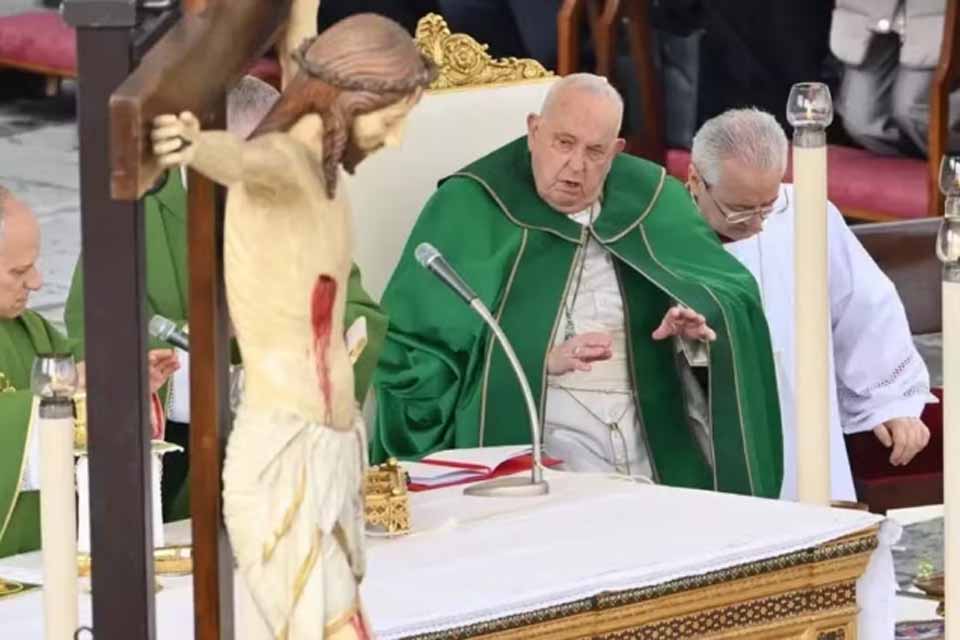 Papa Francisco é hospitalizado para fazer exames e tratar bronquite, diz Vaticano