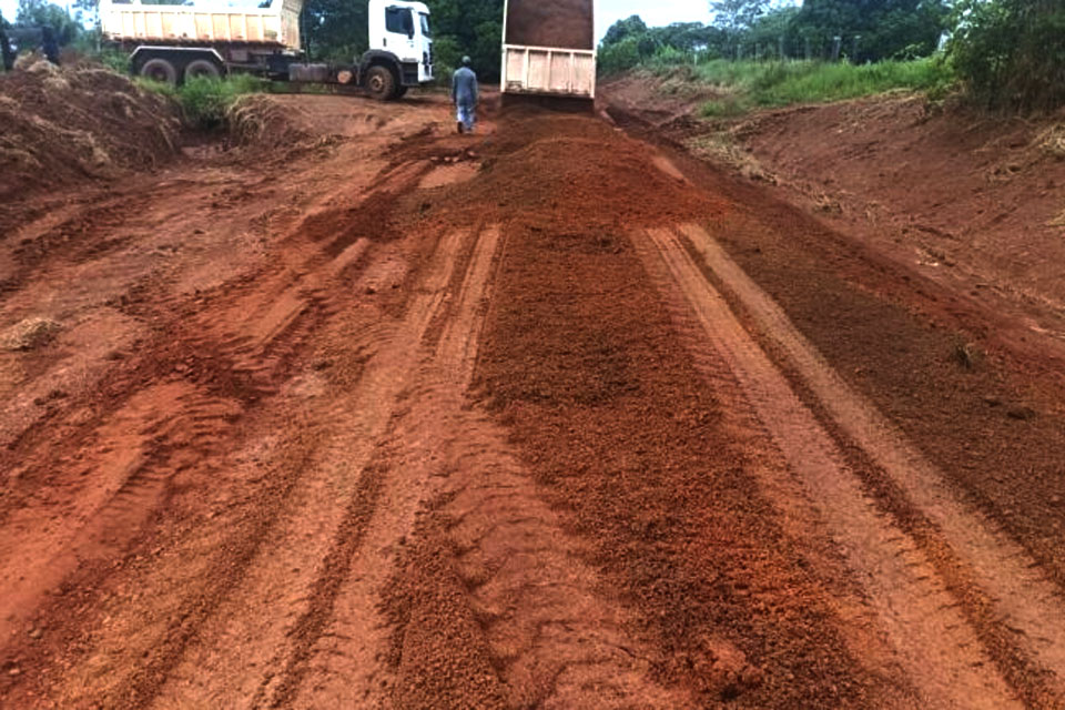 Secretaria Municipal de Obras e Serviços Públicos realiza recuperação da linha 188 lado norte
