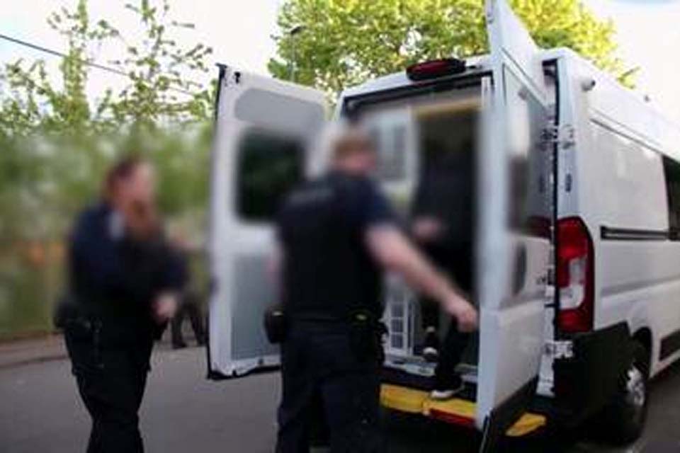 Governo do Reino Unido inicia detenção de migrantes que irão para Ruanda