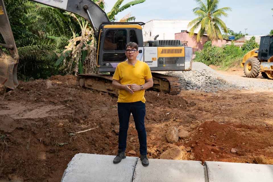 Prefeitura realiza terraplanagem na Rua Minas Gerais no setor 05; via também receberá asfalto novo