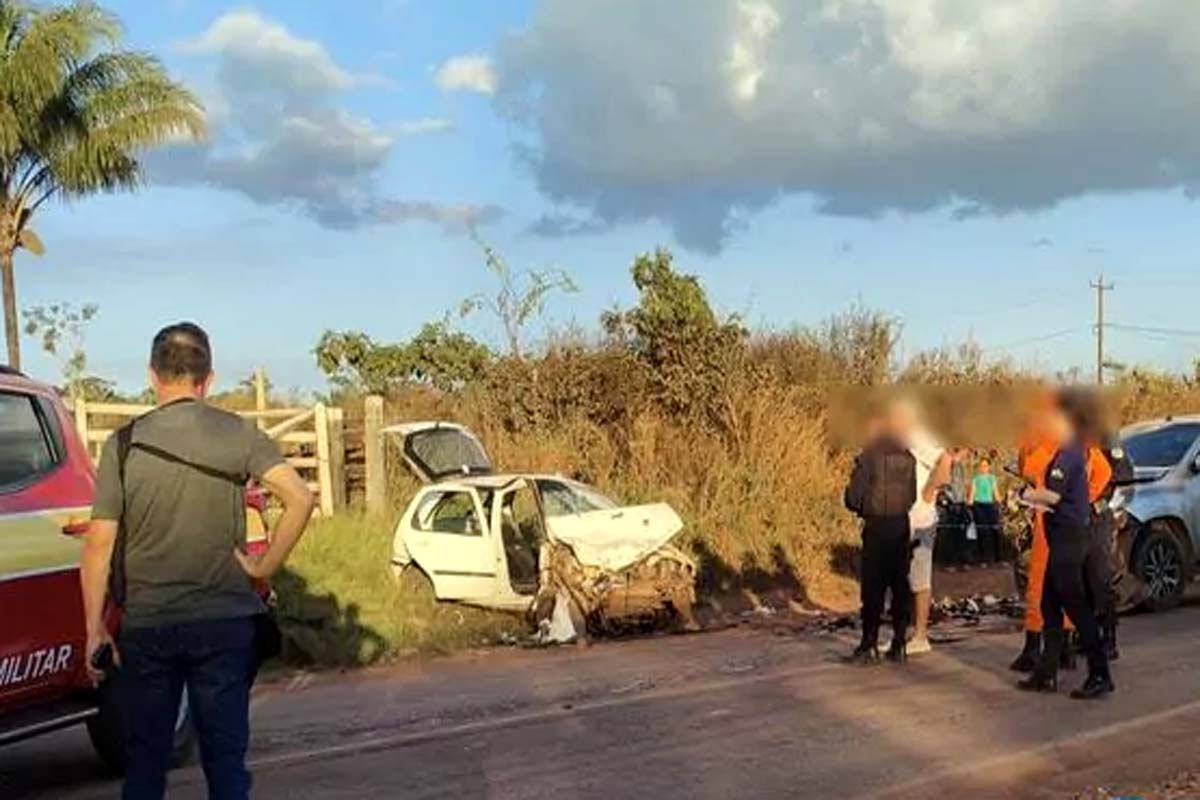 Colisão frontal entre veículos deixa várias pessoas feridas na RO-383