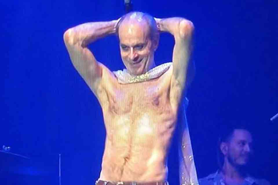 Ney Matogrosso chama atenção ao aparecer sem camisa no palco: “Ícone sem data de validade”