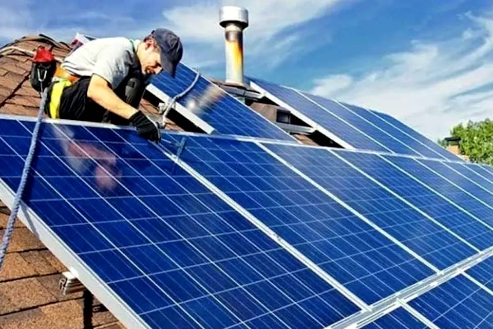 Bolsonaro: decisão sobre taxação de energia solar cabe à Aneel