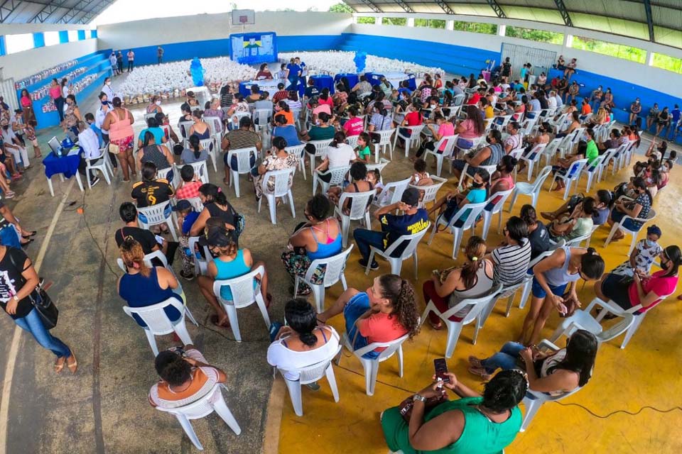 Prefeitura realiza entrega de cestas básicas, kits de higiene e limpeza para famílias assistidas pelos programas sociais