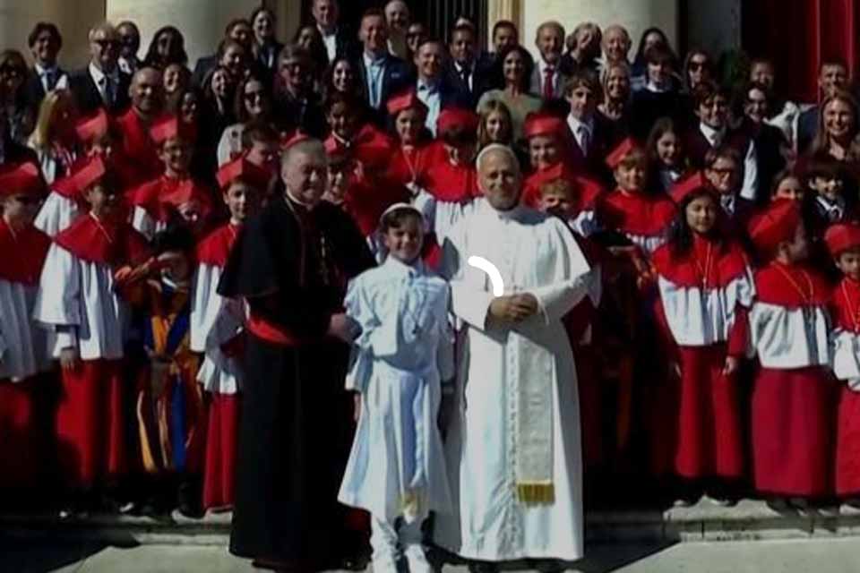 Vestidos de papa e cardeais, alunos de Chicago são recebidos por Leão XIV no Vaticano 