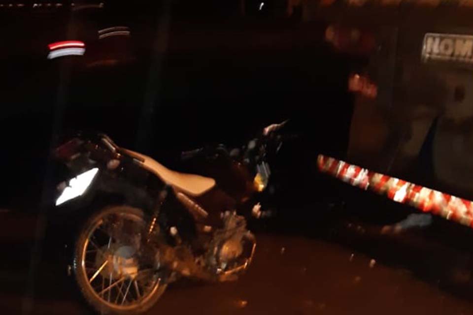 Motociclista fica gravemente ferido após colidir com carreta estacionada