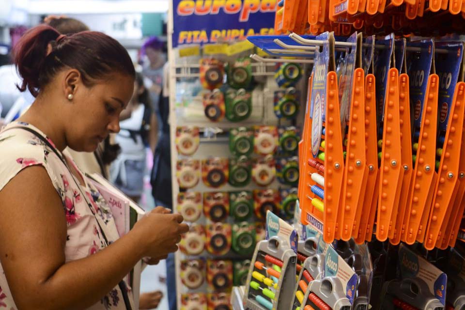 Vendas do comércio varejista crescem 0,6% de outubro para novembro