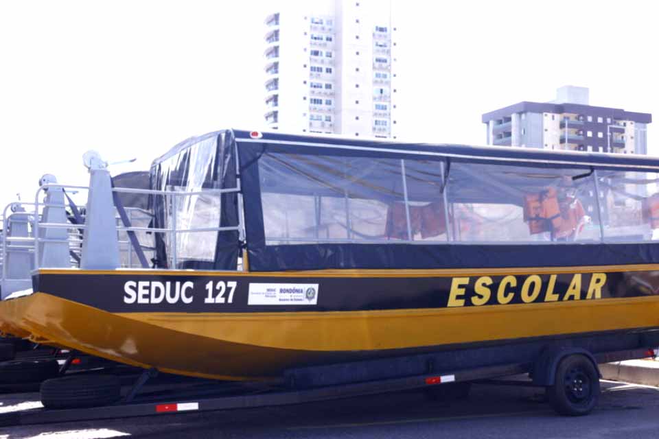 Ônibus e embarcações são entregues pelo Governo de Rondônia para fortalecer transporte de estudantes de locais de difícil acesso