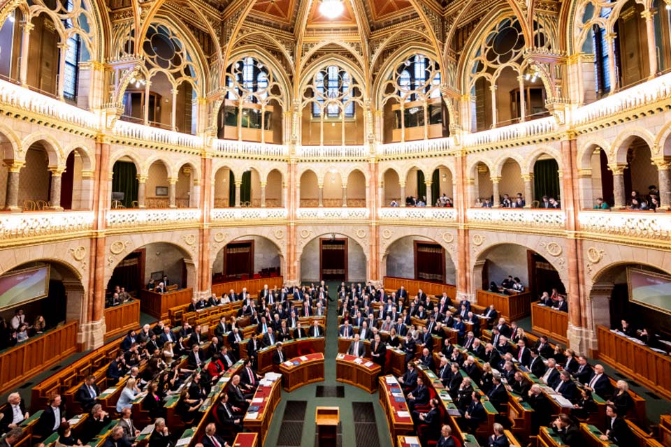 Hungria elege novo presidente após indulto polémico em caso de pedofilia