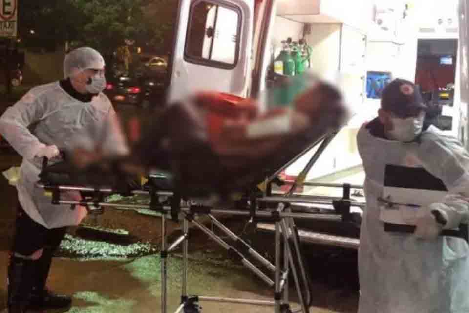 Homem é espancado pelo vizinho ao ser flagrado em residência com mulher casada