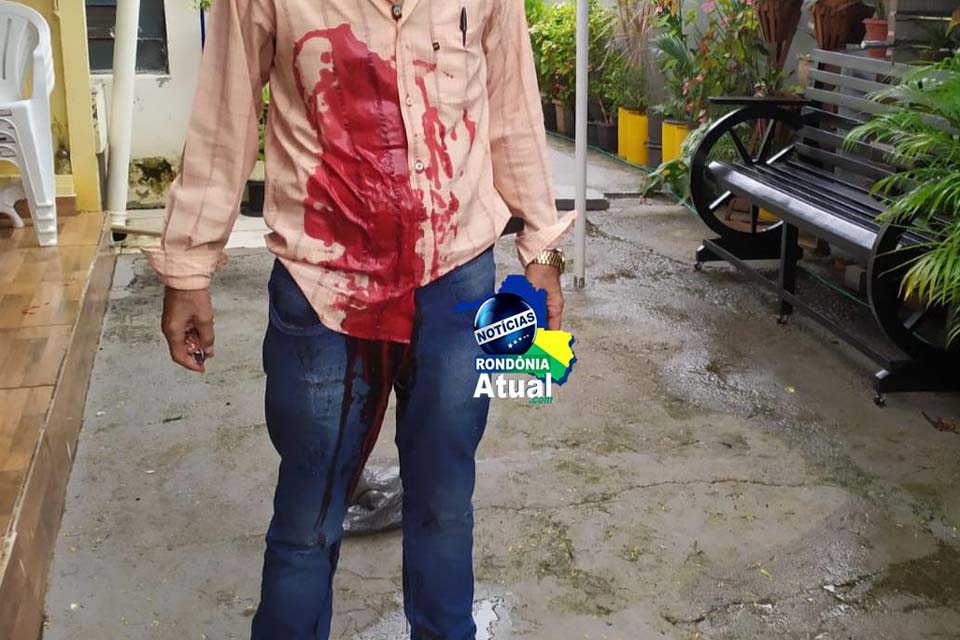 Mulher tenta matar marido com facada no peito e foge após o crime