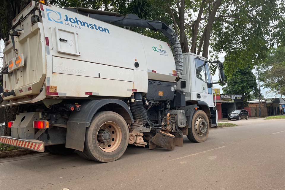 Caminhão vassoura auxilia nos serviços realizados em Porto Velho
