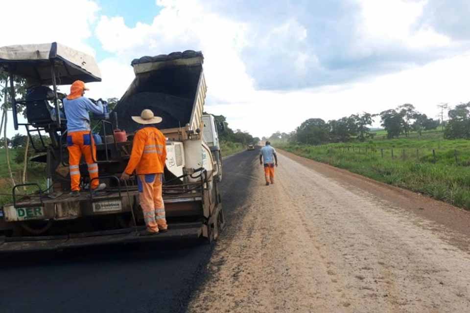 Equipe do DER trabalha para finalizar asfaltamento na rodovia 470, em Vale do Paraíso