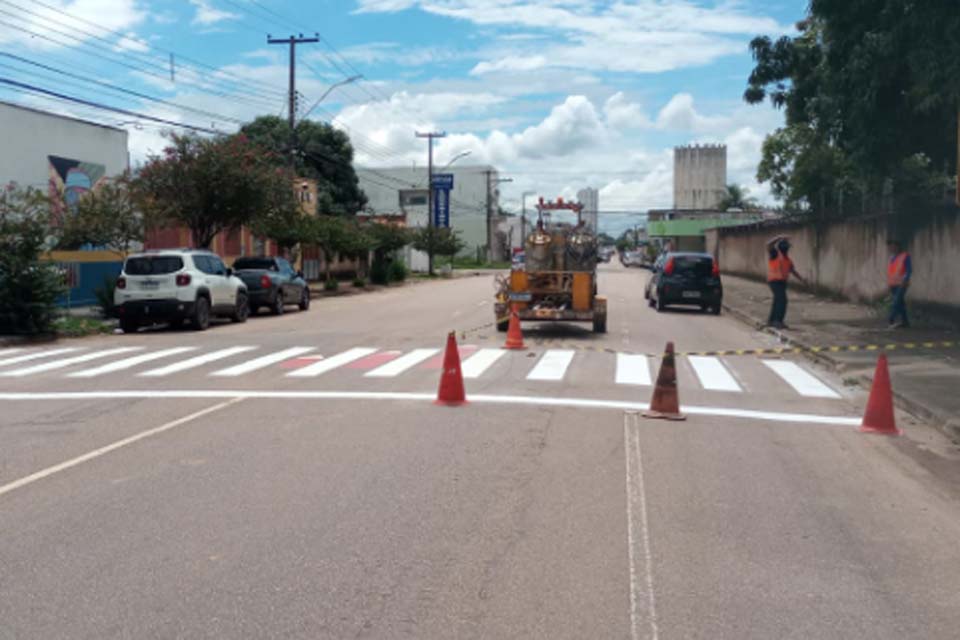 Prefeitura conclui pintura customizada em faixas de pedestres próximas de escolas em Porto Velho