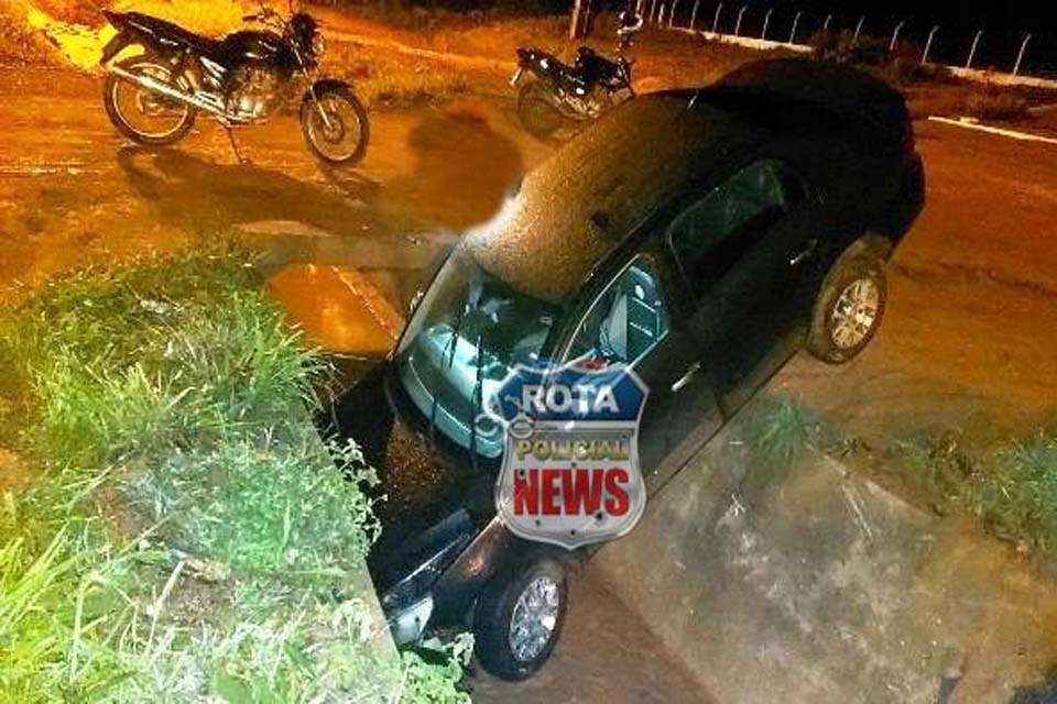 Motorista abandona veículo após carro cair em vala na lateral da BR-364