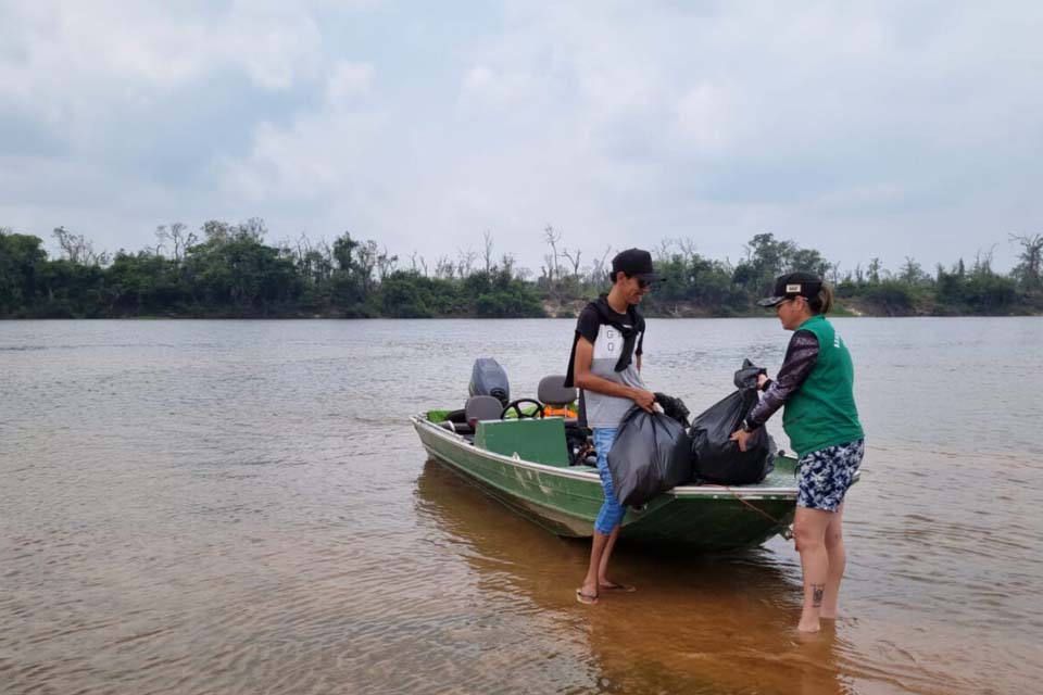 Mutirão de limpeza de descartes irregulares alerta comunidade às margens do rio Guaporé