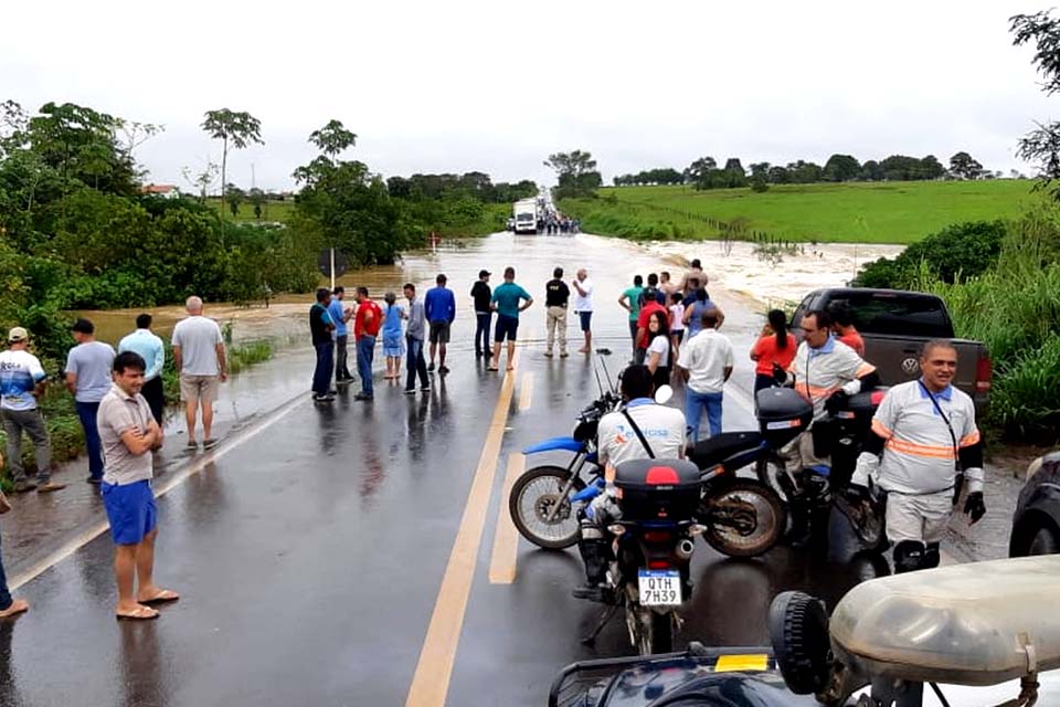 BR-364 e BR-429 ficam alagadas após fortes chuvas; carros de passeio não estão conseguindo passar