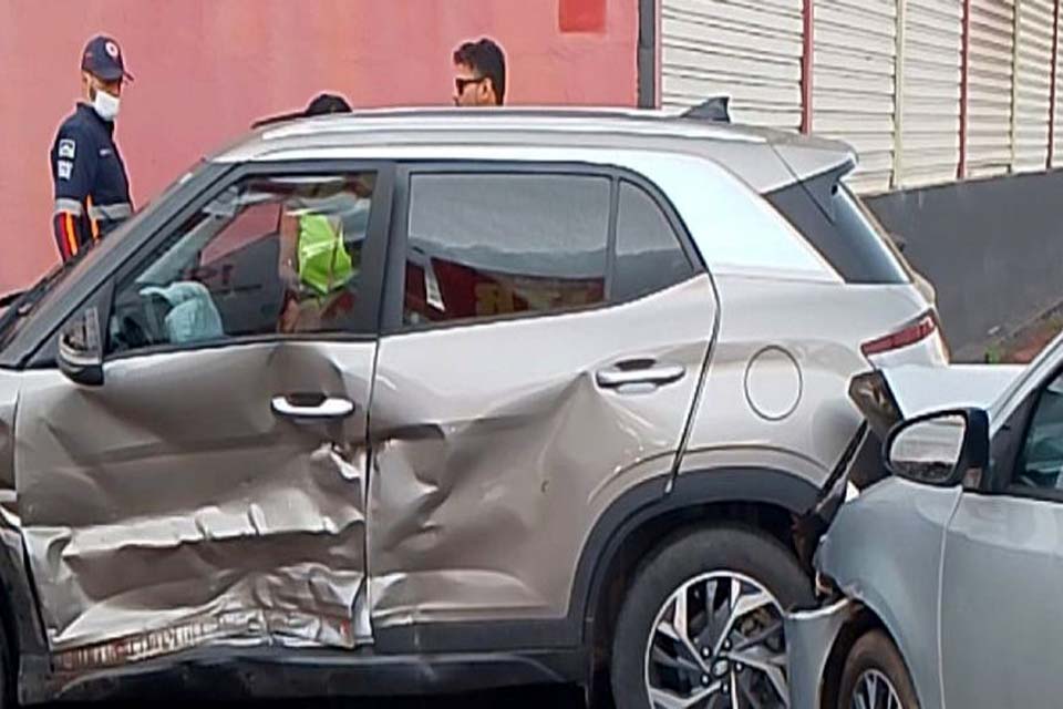 Acidente entre dois veículos deixa mulheres feridas no centro de Porto Velho