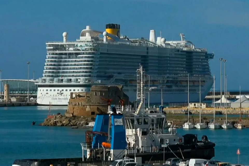 Cruzeiro com cerca de 7 mil pessoas a bordo é isolado perto de Roma 