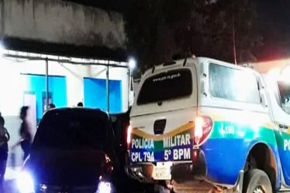 Motorista colide carro de frente com viatura da Polícia Militar