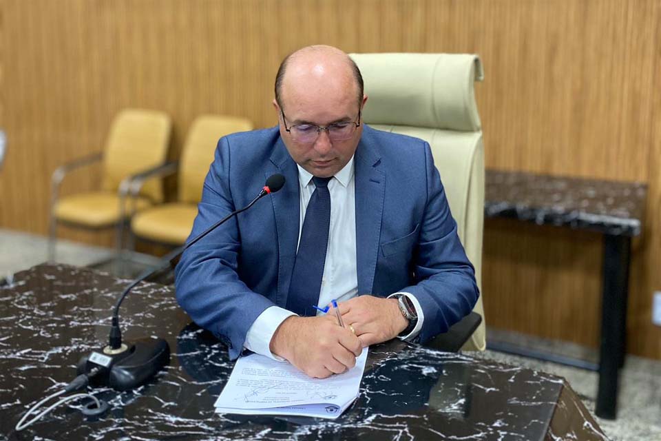 Edwilson Negreiros propõe solução temporária para problema com aparelho de raio-X no Ana Adelaide e é atendido