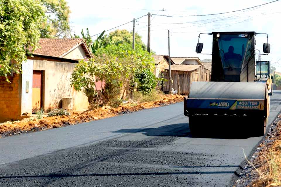 Prefeitura de Jaru asfalta dois trechos da Rua Goiás, no Setor 7