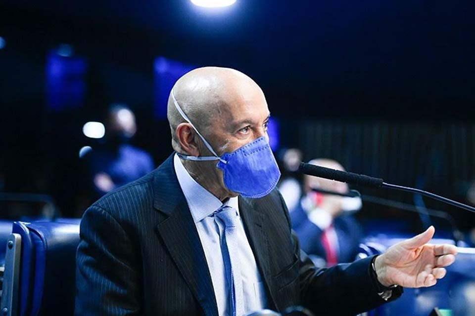 Confúcio Moura cobra do presidente do Congresso o retorno imediato das atividades parlamentares