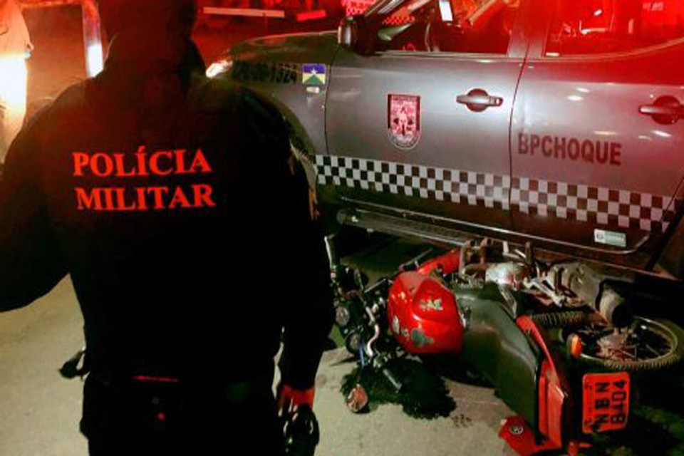 Monitorado por tornozeleira foge da Polícia e acaba batendo em viatura da PM