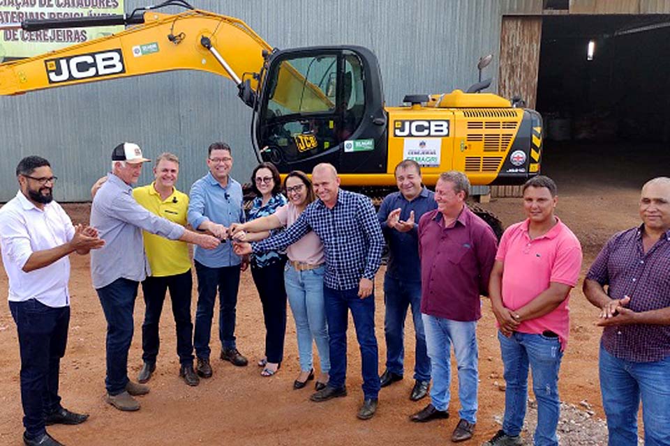 Deputado Luizinho Goebel entrega máquina escavadeira hidráulica para o município de Cerejeiras