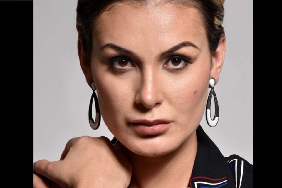 Andressa Urach detona igreja Universal e fala sobre demissão da Record