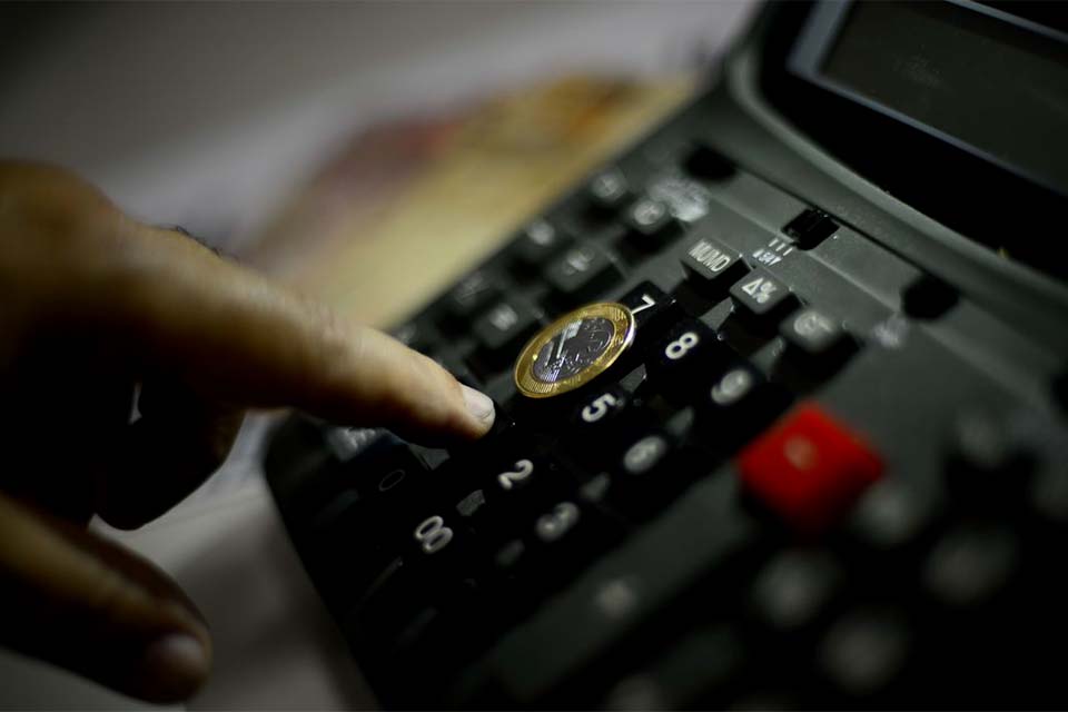 Índices globais de economia caem em outubro, refletindo desaceleração