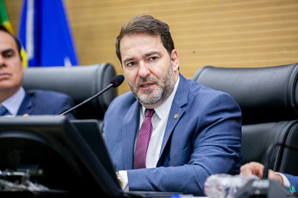 Deputado Alex Redano pede academia ao ar livre na Vila Esperança em Cujubim