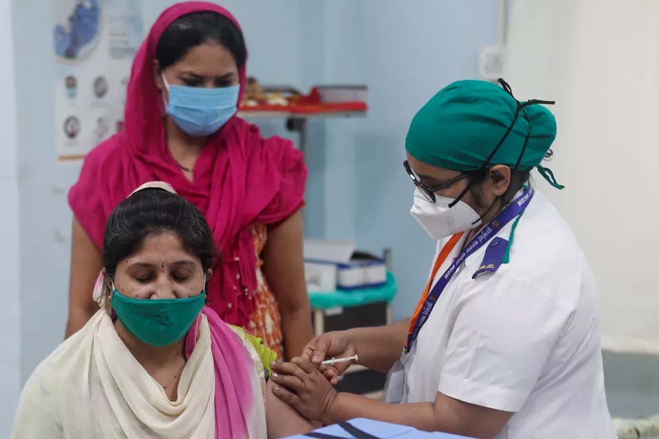 Índia começa a exportar vacina contra Covid e deixa Brasil de fora