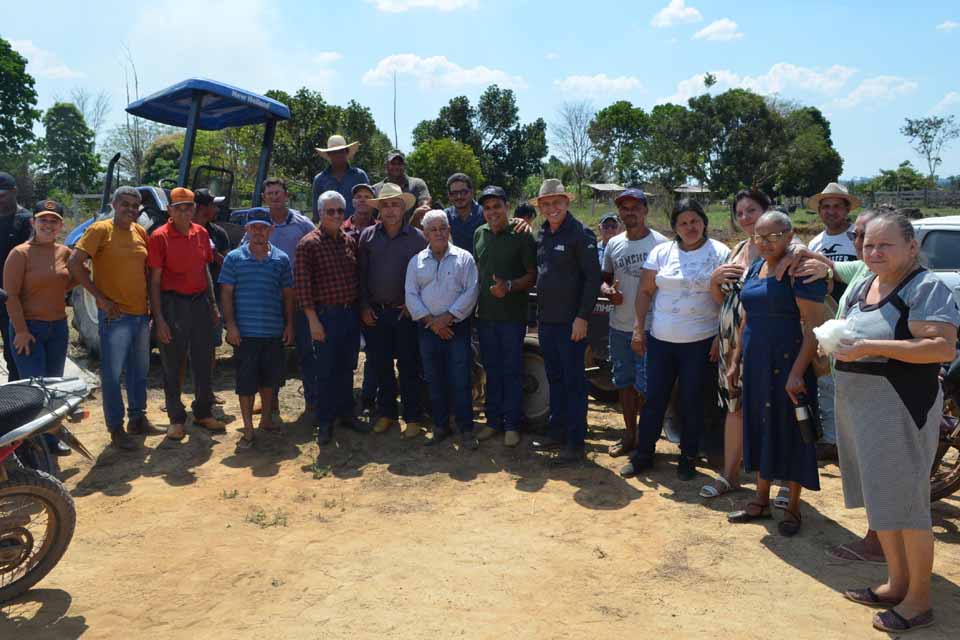 Produtores rurais do distrito de Tabajara, em Machadinho do Oeste, recebem grade aradora com apoio do deputado Ezequiel Neiva
