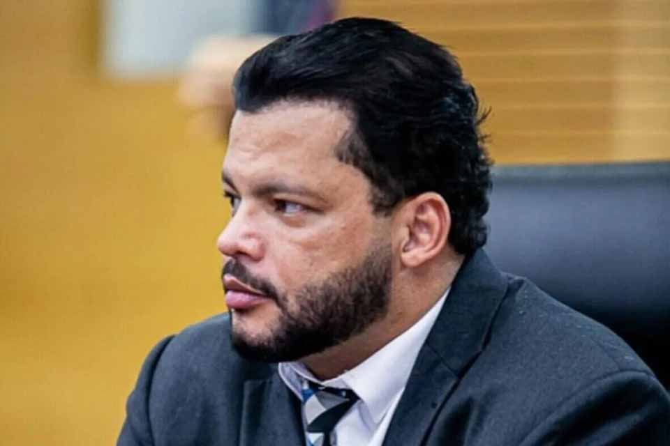 Deputado Edevaldo Neves solicita informações sobre afastamento de professores por problemas psicológicos em Rondônia