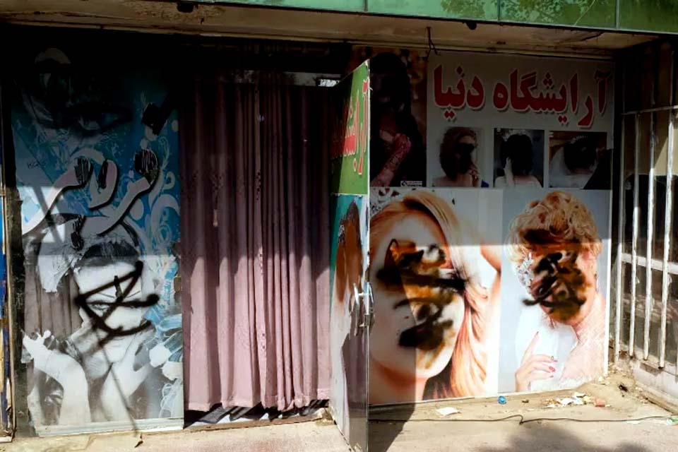 Talibã proíbe salões de beleza no Afeganistão: “Apartheid de gênero”