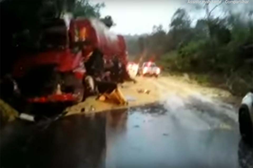 Acidente entre carretas interdita BR-364 entre Vilhena e o distrito de Guaporé