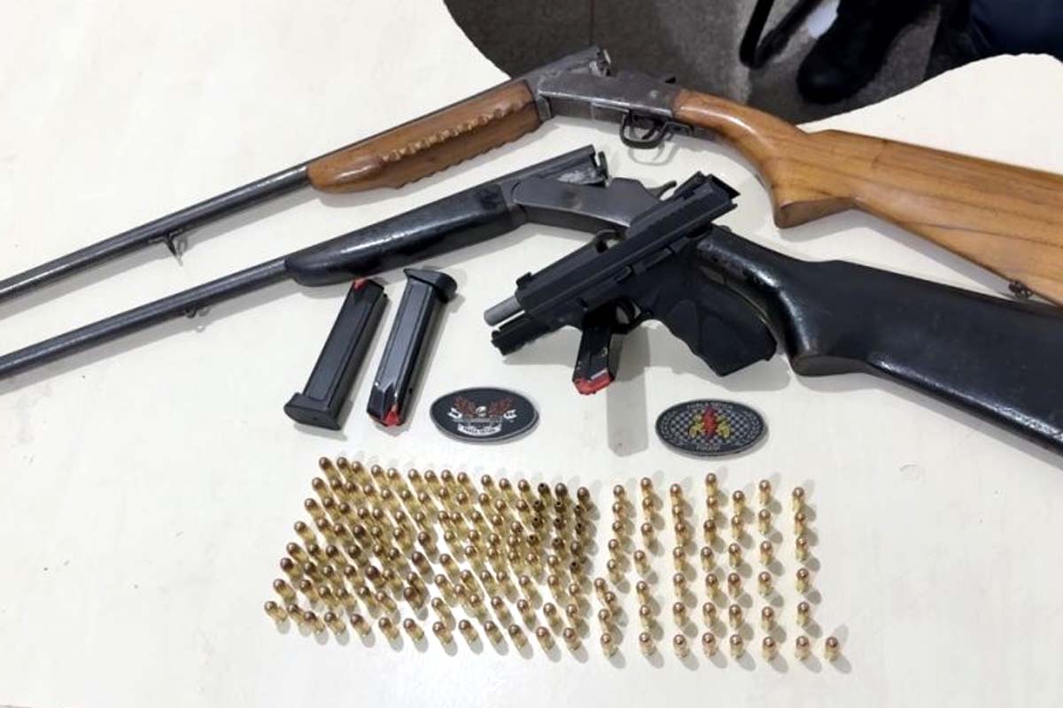 Polícia encontra pistola, espingardas e munições escondidas em beco