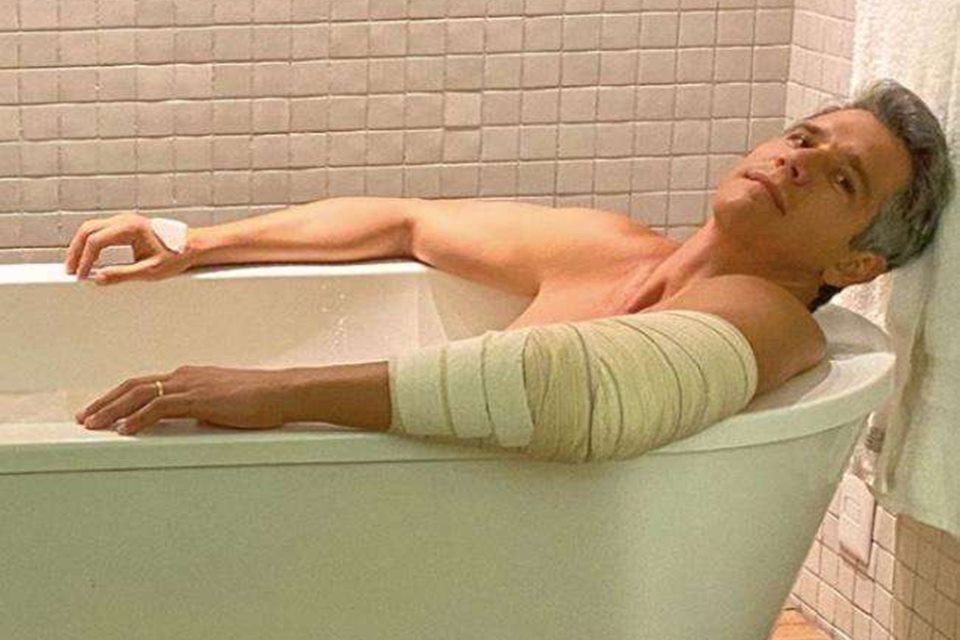 Márcio Garcia publica foto com braço imobilizado em banheira