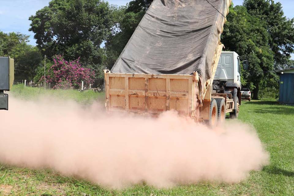 Prefeitura faz entrega de calcário a produtores rurais de Ji-Paraná