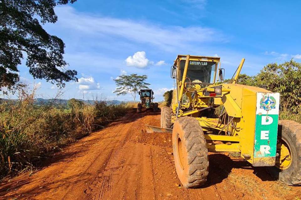 Governo executa patrolamento na RO-383 que interliga Alta Floresta ao distrito de Nova Gease