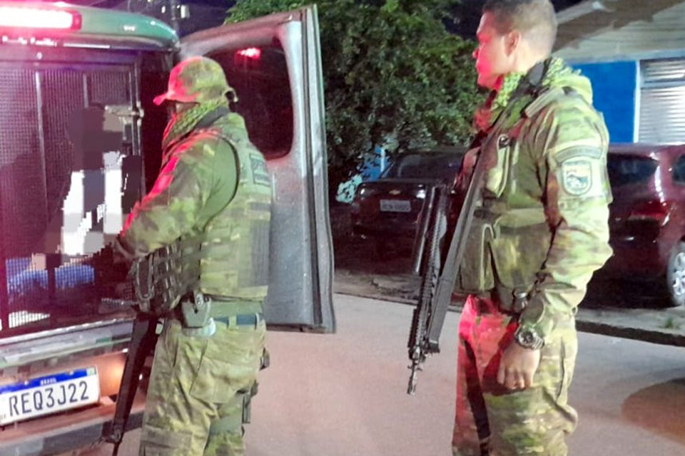 Homem é preso com duas pistolas e munições na Vila da Penha