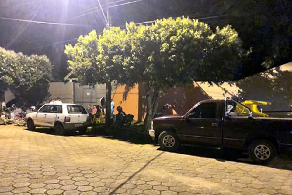 Pais dormem em pátio para conseguir matricular filhos em escola cívico-militar